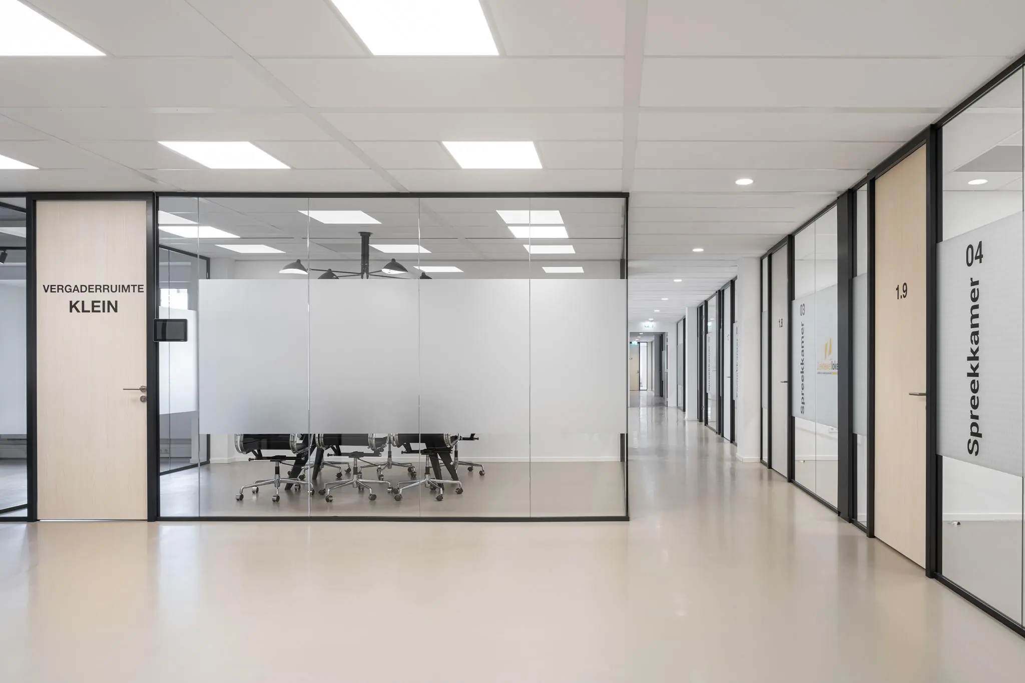 Moderne kantoorruimte aan de Van Boshuizenstraat met vergaderruimte en spreekkamers langs een lichte gang.